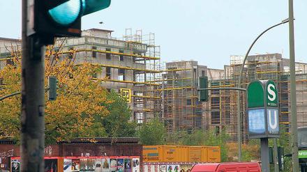 Die Baustelle „Möckernkiez“ lag lange brach. Doch nun scheint wieder Bewegung in das Genossenschaftsprojekt am Gleisdreieck zu kommen. 