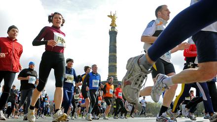 Noch 'ne Runde. Die Läufer rennen an der Siegessäule vorbei,