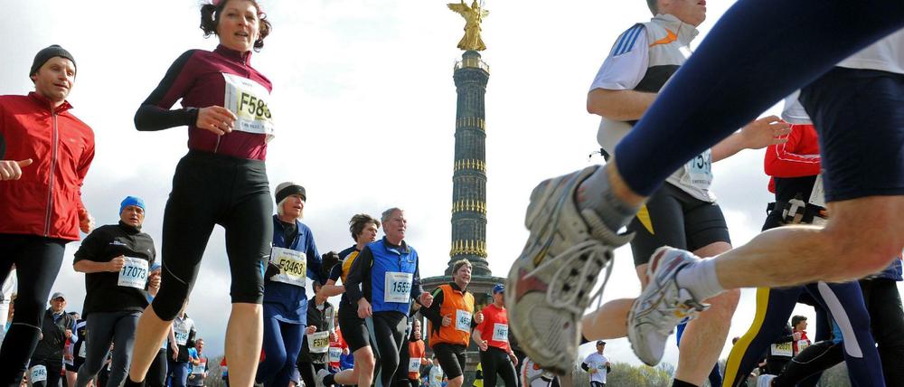 Noch 'ne Runde. Die Läufer rennen an der Siegessäule vorbei,