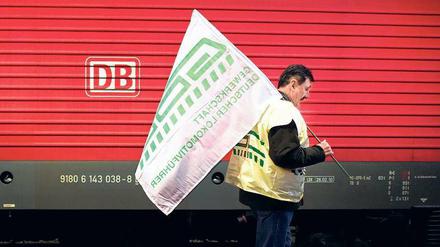 Schluss mit Streiks? Auch die Lokführergewerkschaft GDL befürchtet, dass die größere Eisenbahnverkehrsgewerkschaft künftig bei der Bahn den Ton angibt. Und zwar wegen des neuen Gesetzes über die Tarifeinheit. 