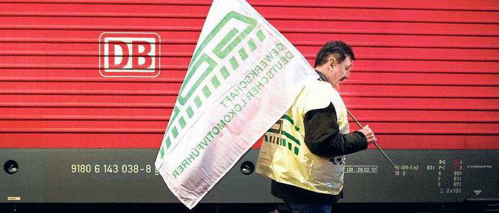 Schluss mit Streiks? Auch die Lokführergewerkschaft GDL befürchtet, dass die größere Eisenbahnverkehrsgewerkschaft künftig bei der Bahn den Ton angibt. Und zwar wegen des neuen Gesetzes über die Tarifeinheit. 