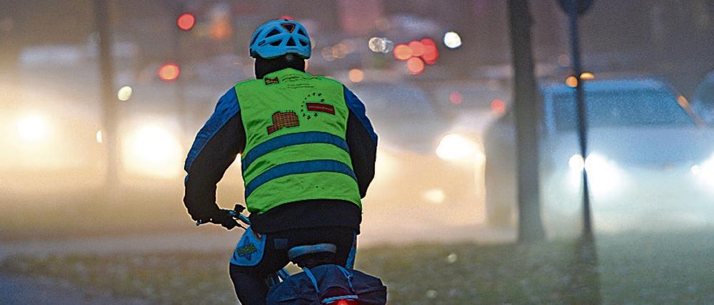 Teile von CDU und Polizeigewerkschaft fordern eine Warnwestenpflicht für Radfahrer. Sinnvoll sind die reflektierenden Überzieher allemal.