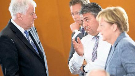 Hin- und hergerissen in der Flüchtlingsfrage. Bayerns Ministerpräsident Horst Seehofer, SPD-Chef und Bundeswirtschaftsminister Sigmar Gabriel, Bundeskanzlerin Angela Merkel bei einem Treffen im Bundeskanzleramt. 