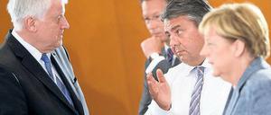 Hin- und hergerissen in der Flüchtlingsfrage. Bayerns Ministerpräsident Horst Seehofer, SPD-Chef und Bundeswirtschaftsminister Sigmar Gabriel, Bundeskanzlerin Angela Merkel bei einem Treffen im Bundeskanzleramt. 