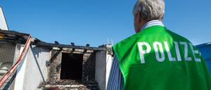 Ein Spurenermittler der Polizei untersucht am 16. Juli 2015 in Reichertshofen (Bayern) den Tatort eines Brandanschlags.