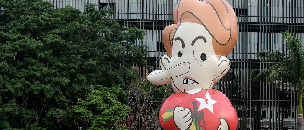 Brasiliens Präsidentin Dilma Rousseff wird vorm Gerichtssaal als Lügen-Pinocchio dargestellt.