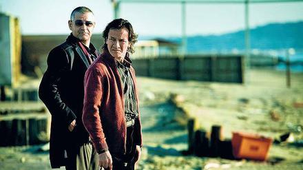 Die Stadt, der Müll und der Tod. Pietro Savastano (Fortunato Cerlino, l.) erfährt von Zecchinetta (Massimiliano Rossi), dass es einen Verräter in den eigenen Reihen gibt. 