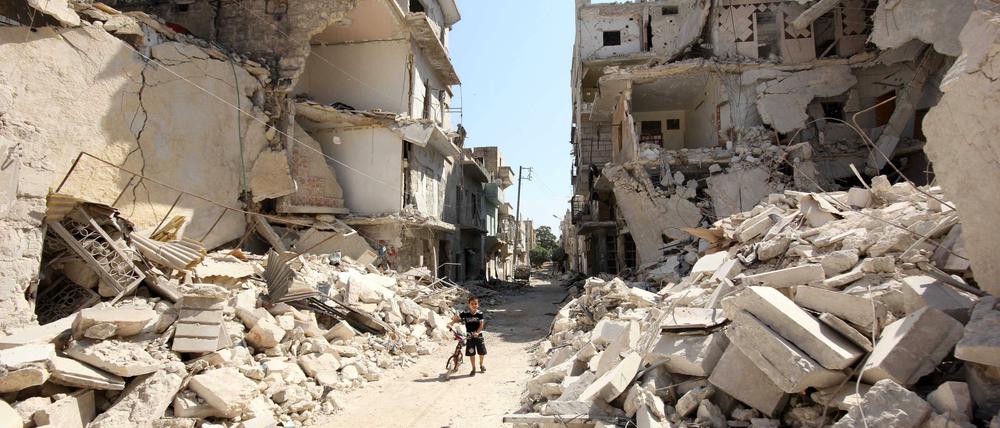 Verwüstung nach einem Fassbombenangriff in Aleppo