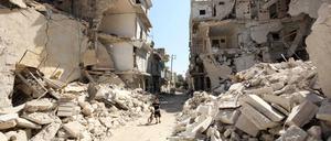 Verwüstung nach einem Fassbombenangriff in Aleppo 