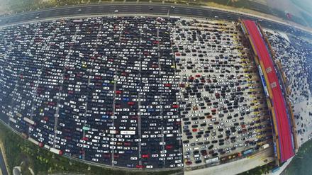 Verkehrschaos an einer Mautstelle in der Nähe von Peking am 6. Oktober 2015.