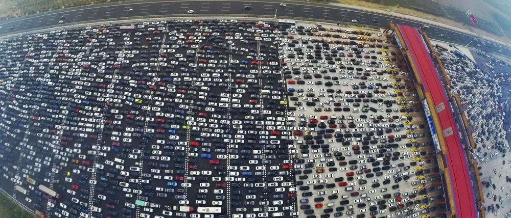 Verkehrschaos an einer Mautstelle in der Nähe von Peking am 6. Oktober 2015.