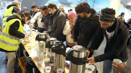 Auf dem Hauptbahnhof in Rostock werden ankommende Flüchtlinge von Mitarbeitern der Flüchtlingsinitiative «Rostock hilft» in Empfang genommen. 