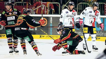 So schön kann Torfreude sein. Der Düsseldorfer Daniel Kreutzer bejubelt per Säge seinen Treffer gegen die Eisbären. Die Berliner gingen leer aus.