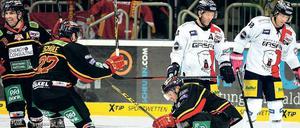 So schön kann Torfreude sein. Der Düsseldorfer Daniel Kreutzer bejubelt per Säge seinen Treffer gegen die Eisbären. Die Berliner gingen leer aus.