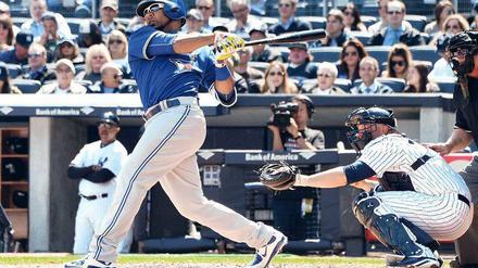 Nur nach Hause. Torontos Edwin Encarnacion haut tüchtig drauf. 