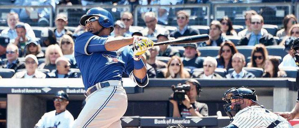 Nur nach Hause. Torontos Edwin Encarnacion haut tüchtig drauf.