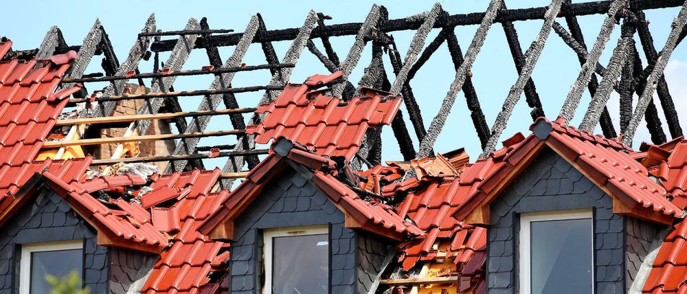 Blick auf den durch ein Feuer beschädigten Dachstuhl der geplanten Asylunterkunft in Tröglitz (Sachsen-Anhalt), aufgenommen am 10. Juni 2015.