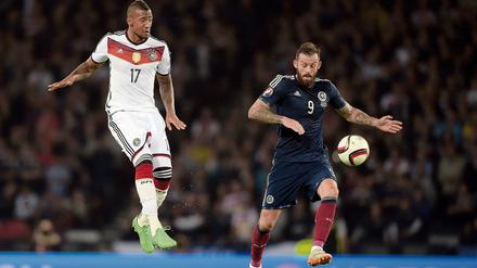 Zum Hochleben. Jerome Boateng, hier im Länderspiel vor einem Monat gegen den Schotten Steven Fletcher, ist auch im Nationaltrikot zum Führungsspieler gereift. 
