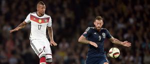 Zum Hochleben. Jerome Boateng, hier im Länderspiel vor einem Monat gegen den Schotten Steven Fletcher, ist auch im Nationaltrikot zum Führungsspieler gereift. 
