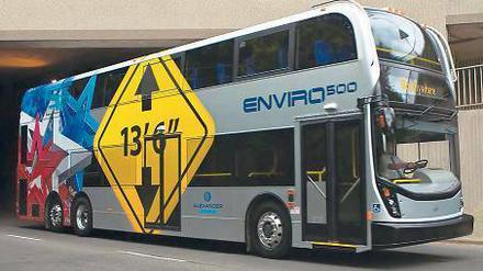 Nicht ganz britisch. Die Firma Dennis Ltd., die unter anderem Busse für den Linksverkehr in London und Dublin liefert, bietet auch Fahrzeuge für den Rechtsverkehr an. 