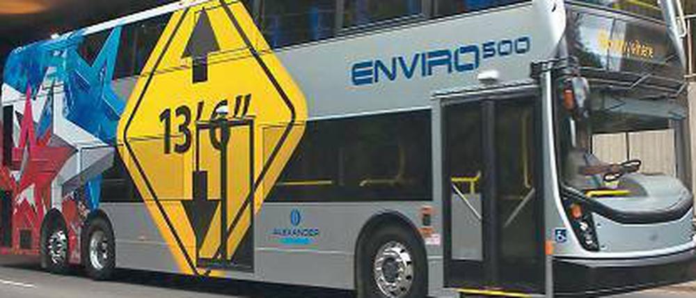 Nicht ganz britisch. Die Firma Dennis Ltd., die unter anderem Busse für den Linksverkehr in London und Dublin liefert, bietet auch Fahrzeuge für den Rechtsverkehr an. 
