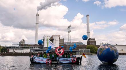 Protestaktion vor dem Kraftwerk Klingenberg. 