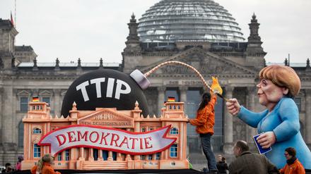 Aktivisten der Organisation «Foodwatch» bereiten einen Mottowagen für die Stop-TTIP Demonstration vor. 
