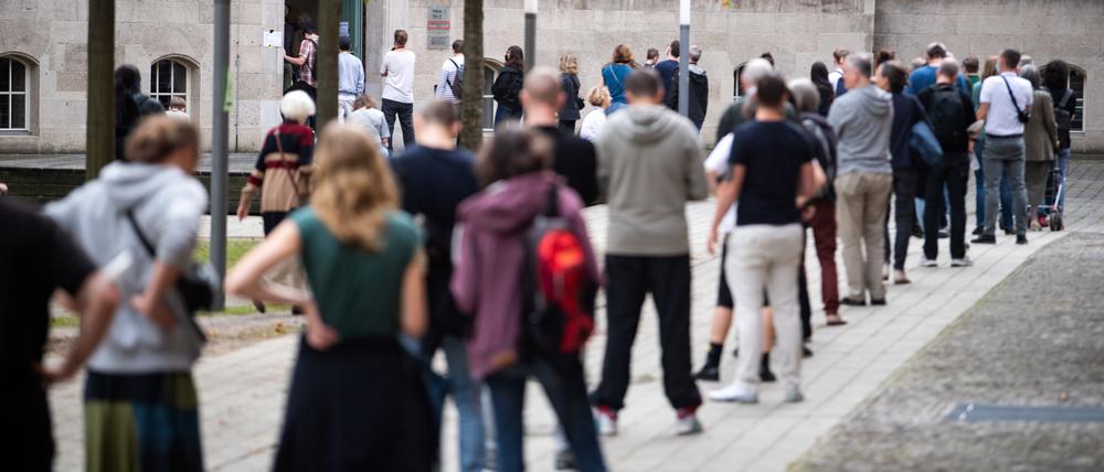 Wahllokale, die zeitweise schließen mussten, könnten Beichelt zufolge jursitisch relevant werden. Foto: Bernd von Jutrczenka/dpa 