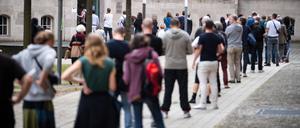 26.09.2021, Berlin: Lange Schlangen bilden sich vor den Wahllokalen in der Jane-Addams-Schule in Friedrichshain. Foto: Bernd von Jutrczenka/dpa +++ dpa-Bildfunk +++