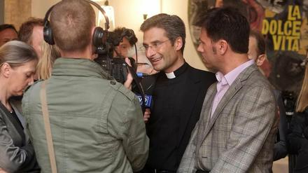 Der polnische Theologe und Sekretär der vatikanischen Glaubenskongregation, Monsignore Krzysztof Charamsa, stellte am vergangenen Wochenende Reportern seinen katalanischen Lebensgefährten Eduardo Planas vor. Jetzt ist er seine Ämter im Vatikan los.