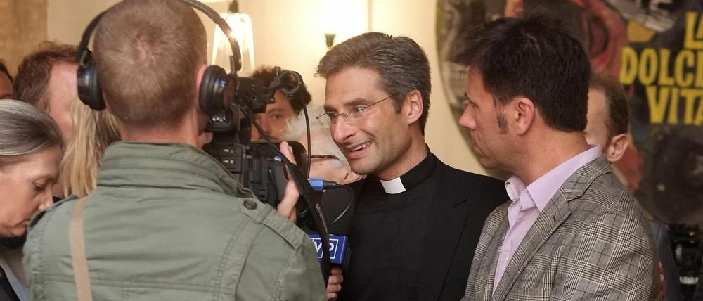 Der polnische Theologe und Sekretär der vatikanischen Glaubenskongregation, Monsignore Krzysztof Charamsa, stellte am vergangenen Wochenende Reportern seinen katalanischen Lebensgefährten Eduardo Planas vor. Jetzt ist er seine Ämter im Vatikan los.