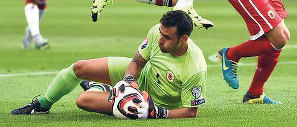 Gibraltars letzter Mann: Jordan Perez, 28, hütet seit 2009 das Tor der Fußball-Nationalmannschaft von Gibraltar. Von Beruf ist er Feuerwehrmann.