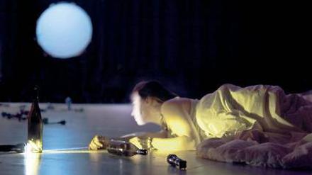 Mehr Licht. In „Bound to Hurt“ strahlt meist allein Ruth Rosenfeld. Ansonsten bleibt beim Spielzeitauftakt des HAU einiges im Dunkeln. 
