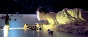 Mehr Licht. In „Bound to Hurt“ strahlt meist allein Ruth Rosenfeld. Ansonsten bleibt beim Spielzeitauftakt des HAU einiges im Dunkeln.