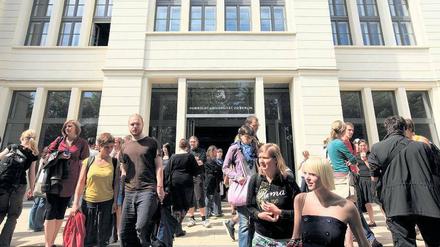 Auf die Mischung kommt es an. Die einen kommen nach nur 12 Jahren Schule an die Uni, die anderen können ohne Abitur studieren, wenn sie Berufserfahrung mitbringen. Spontane Reaktionen auf dem Campus zeigen: Altersdiversität bereichert alle. 