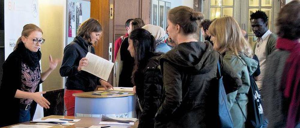 Die HU-Berater helfen bei der Orientierung – und in Notlagen.