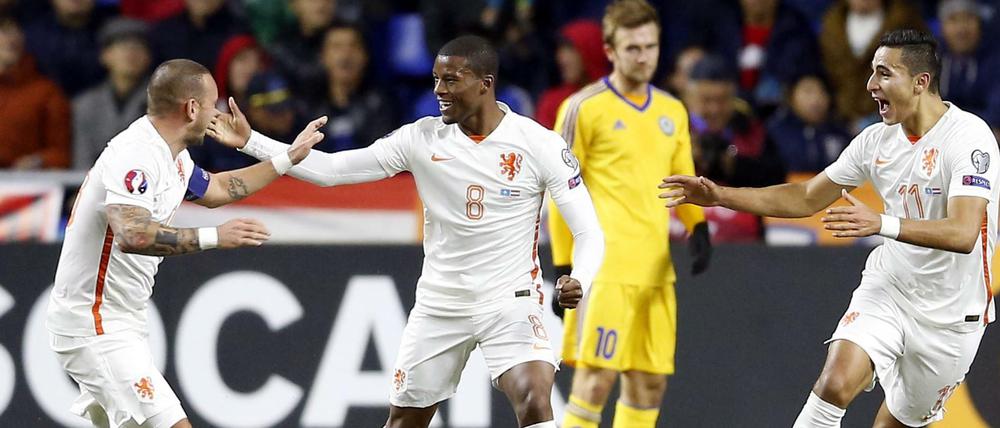 Hollands Torschütze Georginio Wijnaldum (Mitte) feiert mit Wesley Sneijder (li.) und Anwar El Ghazi seinen Treffer zum 1:0 in Kasachstan.