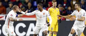 Hollands Torschütze Georginio Wijnaldum (Mitte) feiert mit Wesley Sneijder (li.) und Anwar El Ghazi seinen Treffer zum 1:0 in Kasachstan.