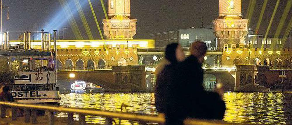 Herzen für Verliebte. Die Oberbaumbrücke erstrahlt derzeit besonders schön – hier im Rahmen des Lichterfestes „Berlin leuchtet“. Noch bis zum 18. Oktober taucht es Berlin in Lichter und Farben. Zeitgleich mit dem „Festival of Lights“.