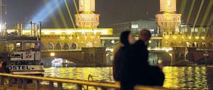 Herzen für Verliebte. Die Oberbaumbrücke erstrahlt derzeit besonders schön – hier im Rahmen des Lichterfestes „Berlin leuchtet“. Noch bis zum 18. Oktober taucht es Berlin in Lichter und Farben. Zeitgleich mit dem „Festival of Lights“.