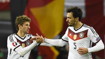 Geht doch. Mats Hummels (r.) beglückwünscht Thomas Müller zu seinem Tor gegen Georgien.