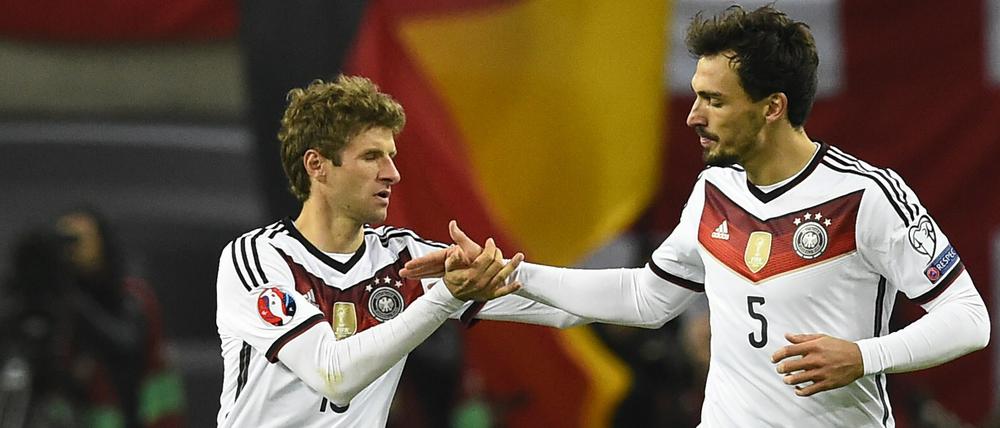 Geht doch. Mats Hummels (r.) beglückwünscht Thomas Müller zu seinem Tor gegen Georgien.