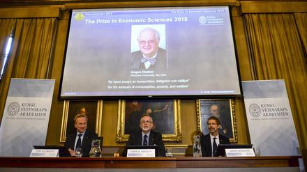 Die Königliche Schwedische Akademie der Wissenschaften gibt den Nobelpreis-Gewinner Angus Deaton bekannt. 