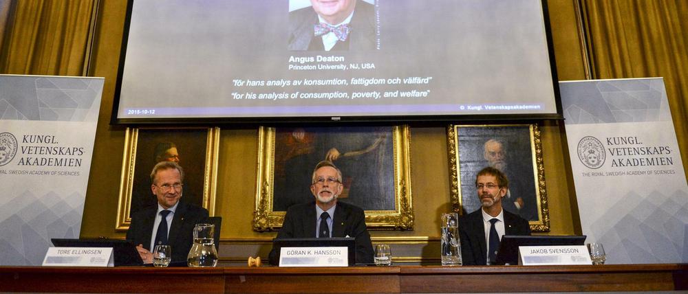 Die Königliche Schwedische Akademie der Wissenschaften gibt den Nobelpreis-Gewinner Angus Deaton bekannt.