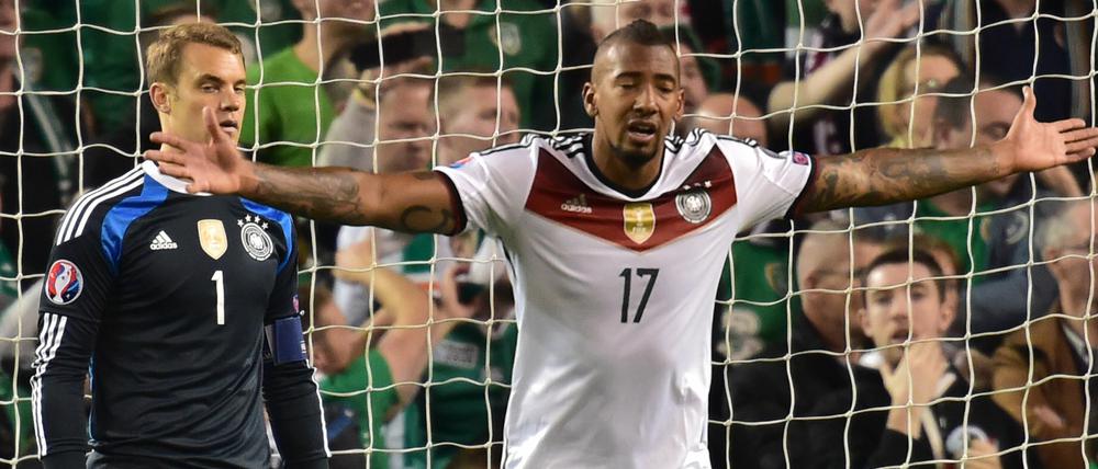 Manuel Neuer (links) und Jerome Boateng können die Niederlage in Irland nicht fassen.