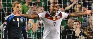 Manuel Neuer (links) und Jerome Boateng können die Niederlage in Irland nicht fassen.