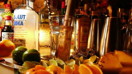 Cocktails und Früchte