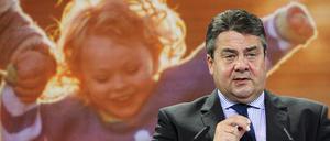 Der SPD-Parteichef und Vizekanzler Sigmar Gabriel wirft der Union Hilflosigkeit in der Flüchtlingskrise vor.