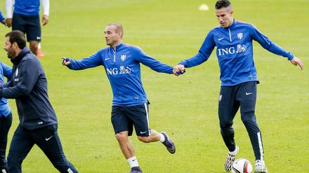 Letzter Halt: Ersatzkapitän Robin van Persie (r.), der bei Fenerbahce Istanbul zurzeit nur selten spielt, soll die verunsicherte Elftal in Kasachstan anführen. Ob Wesley Sneijder aufläuft, hängt noch von dessen hochschwangerer Frau ab.