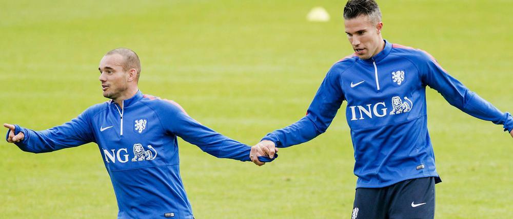 Letzter Halt: Ersatzkapitän Robin van Persie (r.), der bei Fenerbahce Istanbul zurzeit nur selten spielt, soll die verunsicherte Elftal in Kasachstan anführen. Ob Wesley Sneijder aufläuft, hängt noch von dessen hochschwangerer Frau ab.
